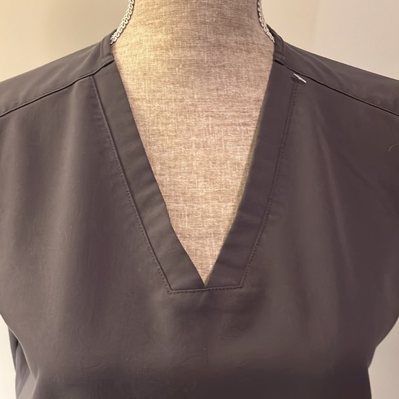 FIGS Scrub Top Women XS Technical Collection Shirt Grey Stretch Pockets - Picture 2 of 6